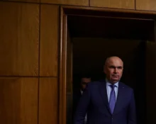 Metoda Bolojan: „În loc să ai 3 angajați plătiți mediocru, mai bine să ai 2 angajați plătiți bine și al treilea să se ducă în privat” / VIDEO