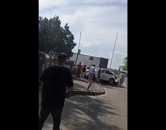 Șoferul de TIR care a lovit 8 mașini și un autobuz în Constanța a primit spray lacrimogen și picioare din partea polițiștilor. Imagini cu intervenția, ce spune șeful poliției locale
