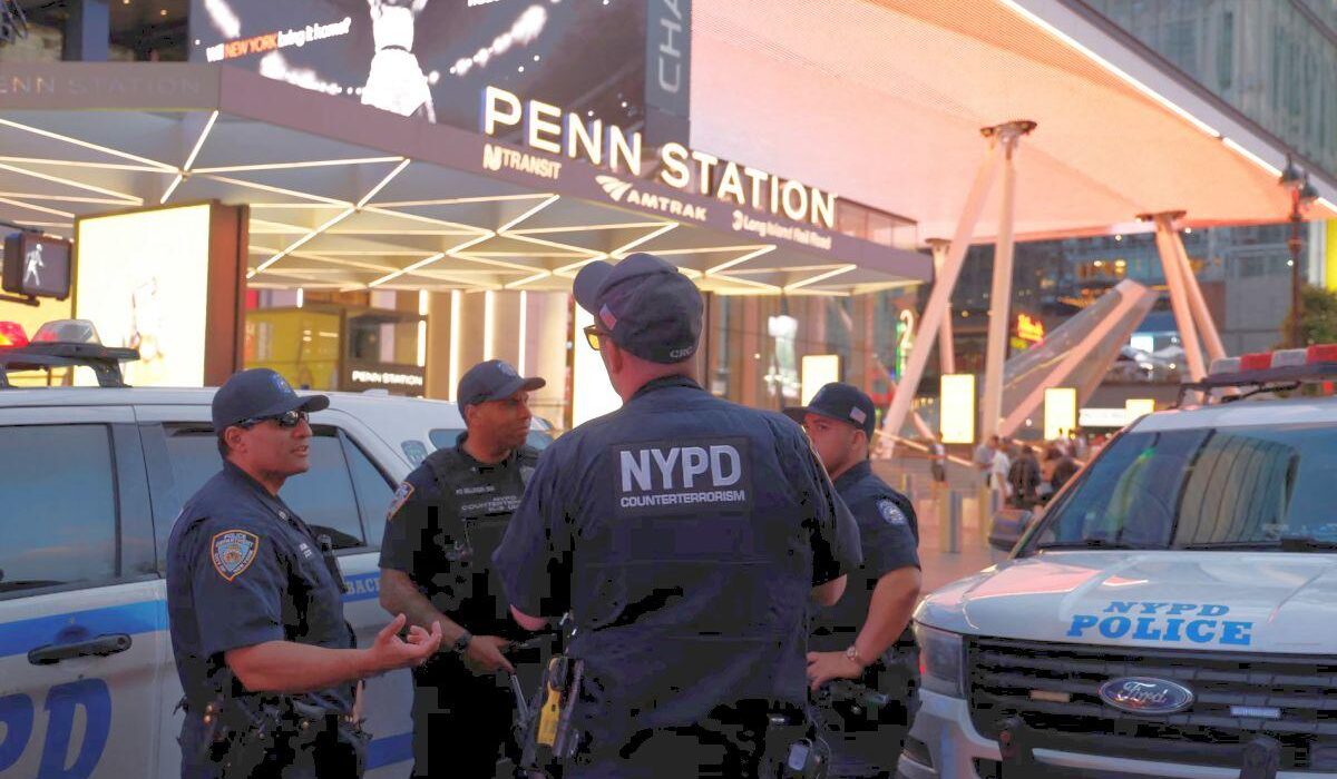 Teroare la New York! 6 persoane înjunghiate înaintea unui eveniment sportiv major la care ar urma să participe președintele Donald Trump