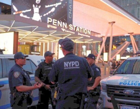 Teroare la New York! 6 persoane înjunghiate înaintea unui eveniment sportiv major la care ar urma să participe președintele Donald Trump