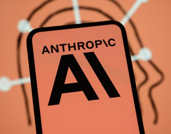 Anthropic tocmai a lansat public Fable 5, cel mai puternic model al său de AI, din clasa Mythos. Tariful dublu cerut
