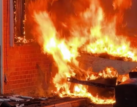 Proteste violente în Belfast după înjunghierea unui bărbat în stradă. Mai multe mașini și proprietăți au fost incendiate