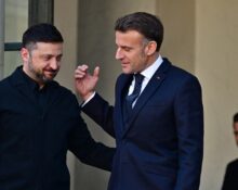 „Ești liber diseară?”. Un microfon uitat deschis la summitul G7 a surprins o discuţie privată între Macron şi Zelenski