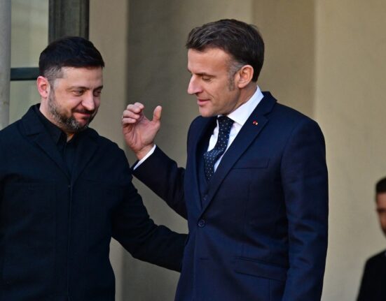 „Ești liber diseară?”. Un microfon uitat deschis la summitul G7 a surprins o discuţie privată între Macron şi Zelenski