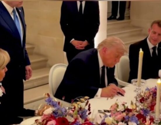 Trump a semnat acordul cu Iranul la lumina lumânărilor de la Versailles. Imagini din locul cu „mult aur”, pe care liderul american voia să-l vadă