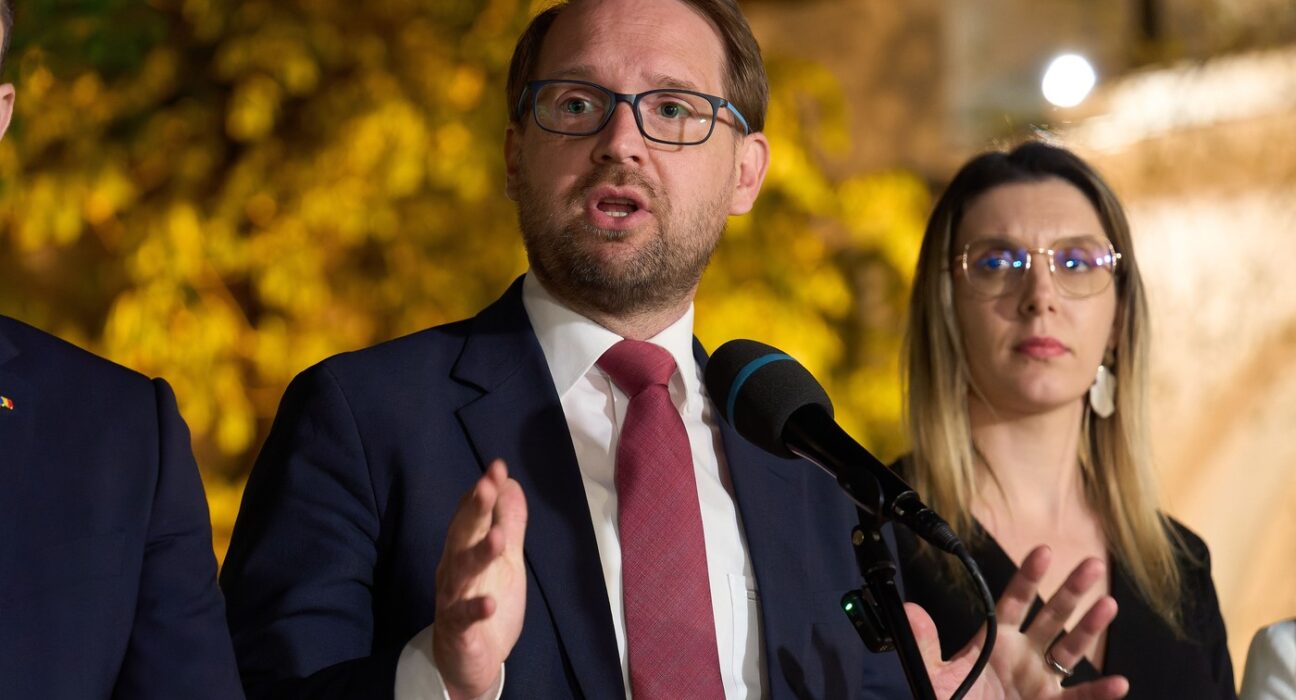 Reacții de susținere din USR pentru Dominic Fritz după ce a pierdut procesul cu ANI. „Simți cum bate un aer rece dinspre Belarus și Moscova”
