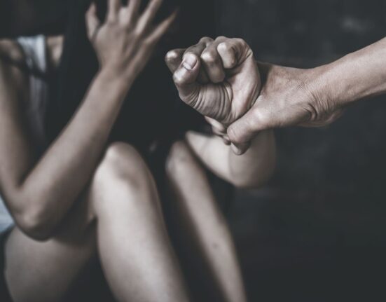„Tre’ să fi ridicat tu un pic coada”. Femeie din Vaslui, bătută deoarece a avut curajul să vorbească despre o agresiune sexuală