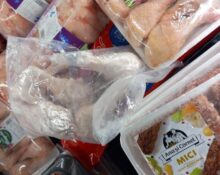 Ambalajele din plastic ne contaminează alimentele din frigider