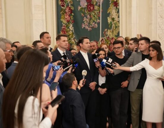 PNL cere plecări imediate după respingerea guvernului Veștea. Liberalii pregătesc sancțiuni pentru cei acuzați că au ignorat linia partidului. „PNL nu îi mai doreşte pe aceşti oameni care au trădat”
