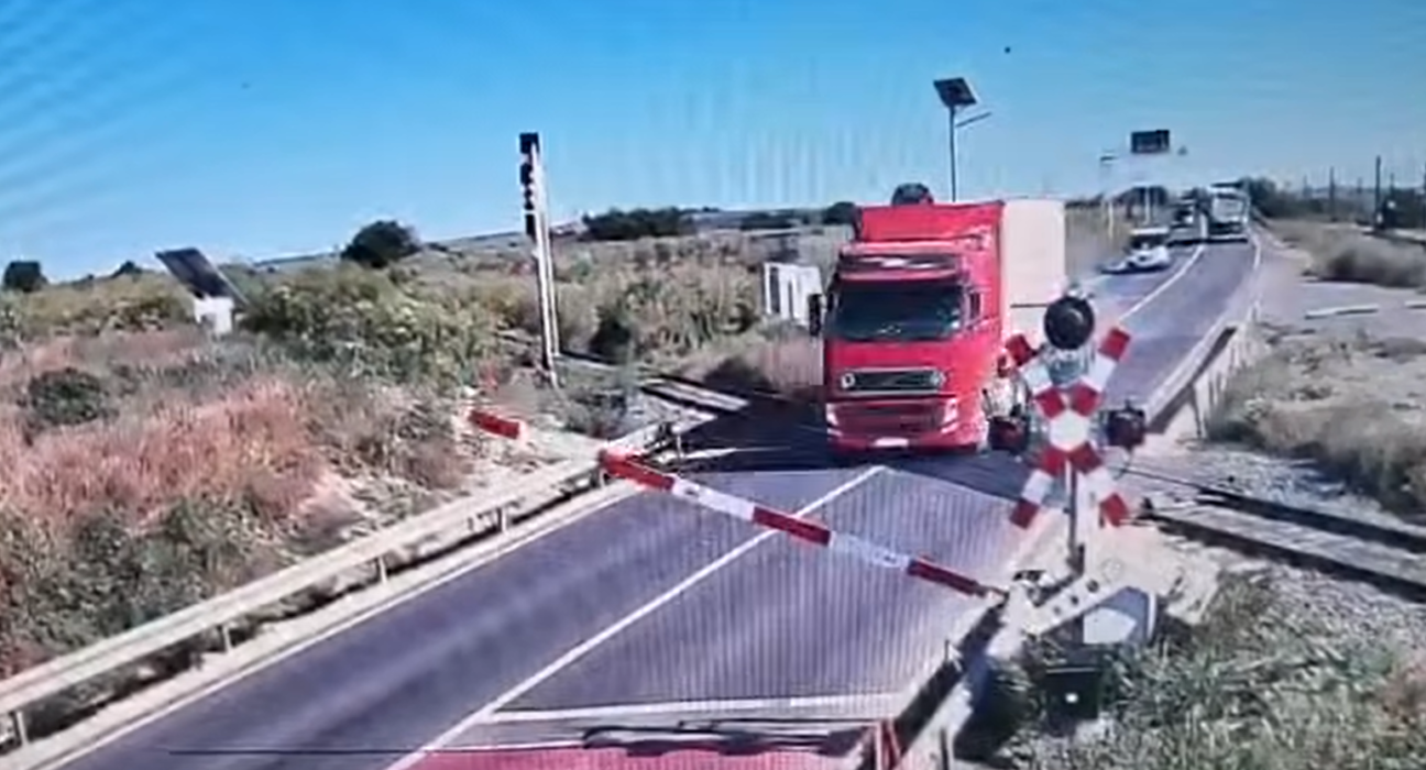Momentul în care un șofer trece cu TIR-ul peste bariera la trecerea de cale ferată, în Constanța