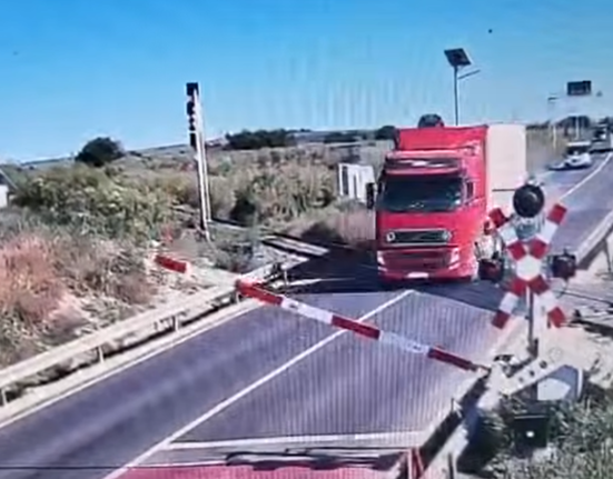 Momentul în care un șofer trece cu TIR-ul peste bariera la trecerea de cale ferată, în Constanța