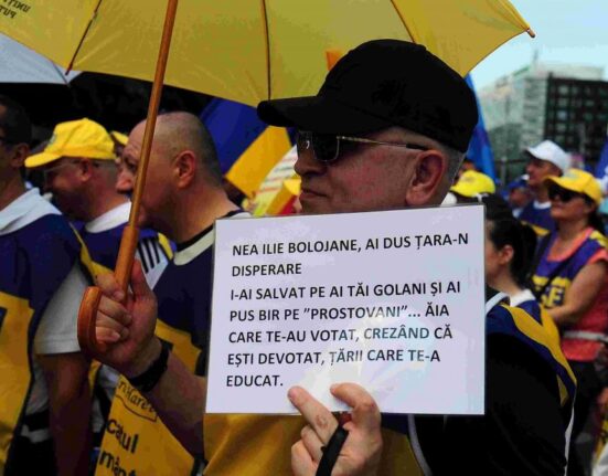 Presiune uriașă pe Guvern: 160.000 de cadre didactice cer blocarea normelor de austeritate