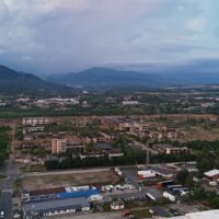 Cum arată fostul combinat Phoenix, mândria pierdută a Băii Mari. Coșul înalt de 350 de metri veghează peste zona interzisă