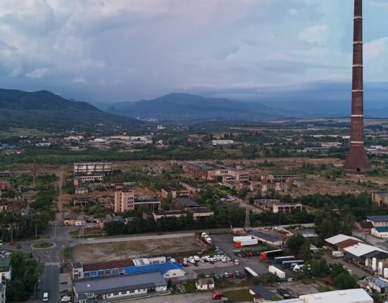 Cum arată fostul combinat Phoenix, mândria pierdută a Băii Mari. Coșul înalt de 350 de metri veghează peste zona interzisă