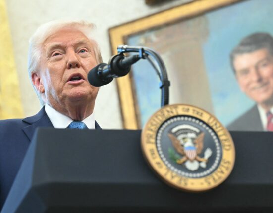 Trump amenință UE cu taxe vamale de 100% dacă taxează serviciile digitale ale companiilor americane