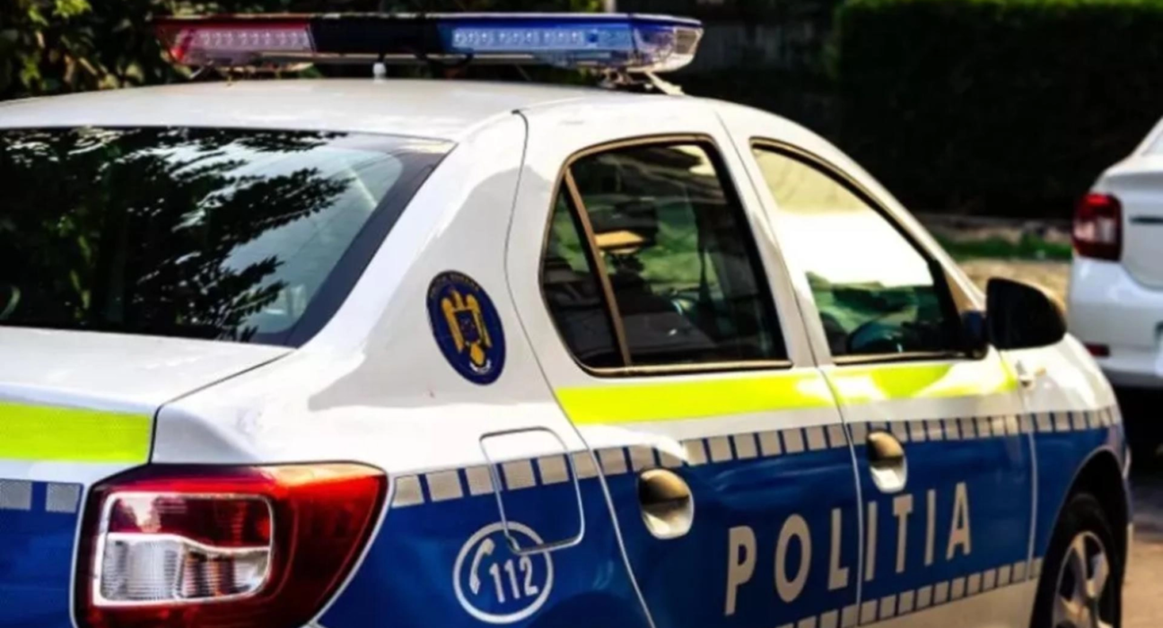 Un șofer a vrut să testeze limitele Codului Rutier: Și-a pus sirenă de poliție pe mașină, nu a oprit la calea ferată și a făcut aproape totul pentru a primi o sancțiune drastică