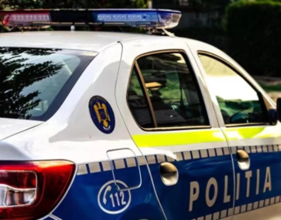 Un șofer a vrut să testeze limitele Codului Rutier: Și-a pus sirenă de poliție pe mașină, nu a oprit la calea ferată și a făcut aproape totul pentru a primi o sancțiune drastică