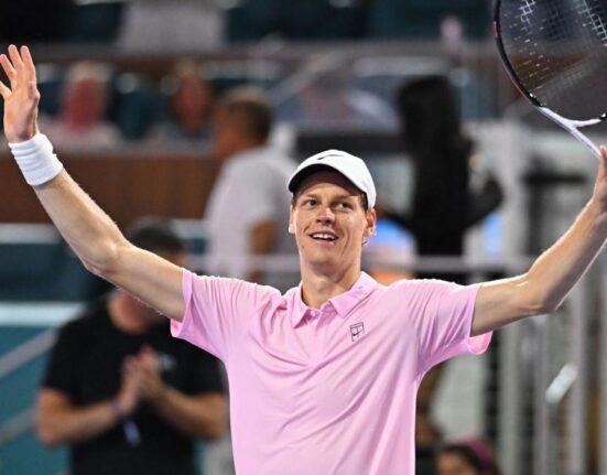Sinner trece cu greu de Kecmanovic și merge în turul următor la Wimbledon 2026
