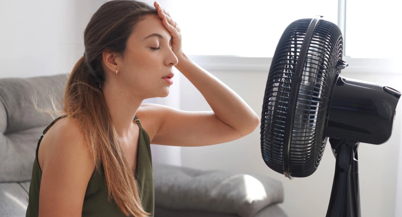 Greșeala care îți poate crește factura la curent pe timp de caniculă. Ce spun specialiștii despre folosirea ventilatorului și a aerului condiționat