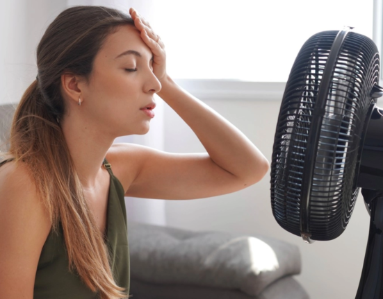 Greșeala care îți poate crește factura la curent pe timp de caniculă. Ce spun specialiștii despre folosirea ventilatorului și a aerului condiționat