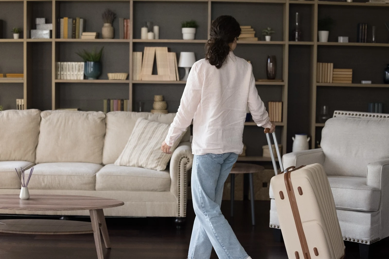 O t&acirc;nără se mută &icirc;n apartamentul pe care l-a &icirc;nchiriat