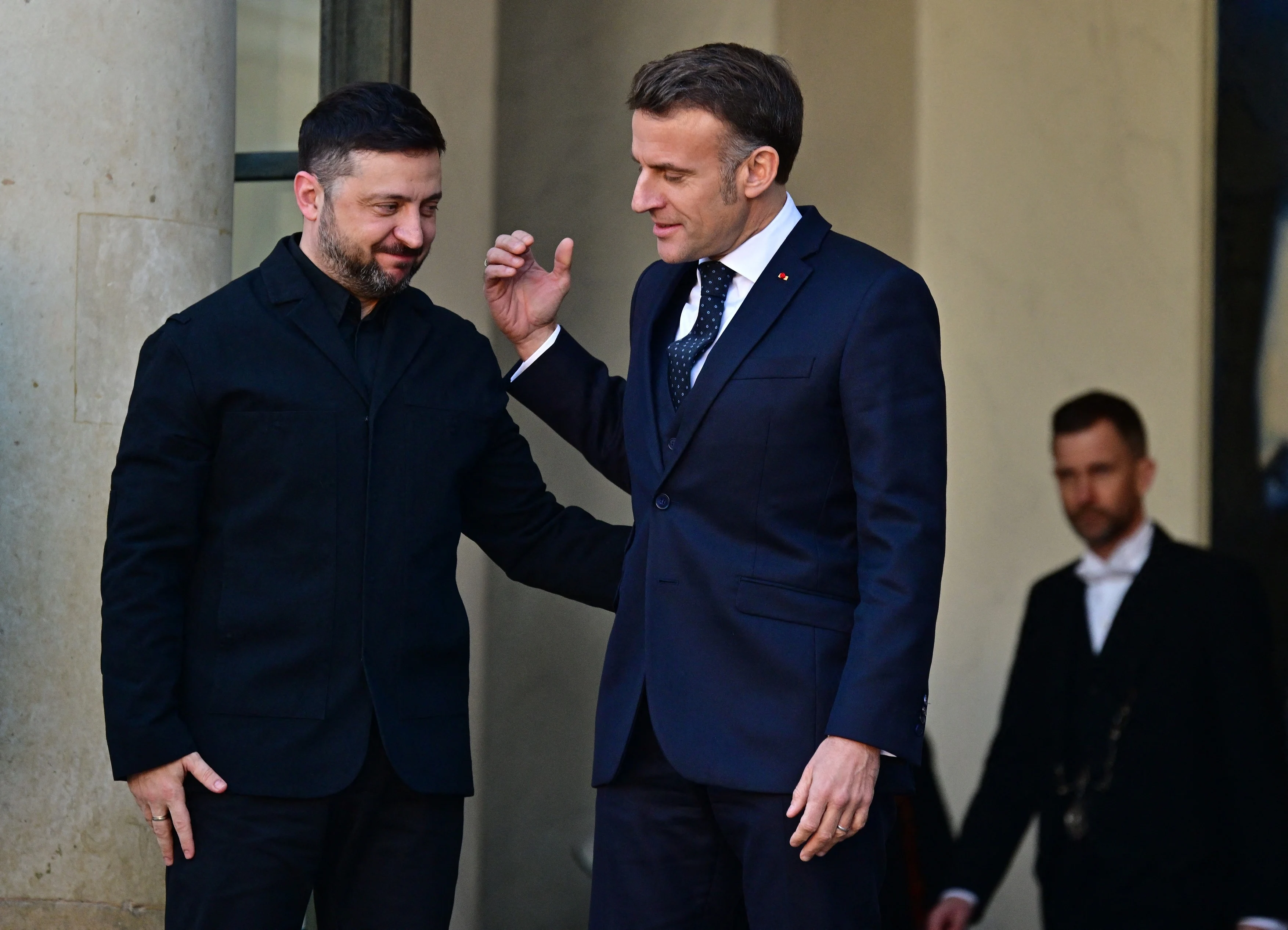 Discuţia privată Macron-Zelenski, suprinsă de un microfon uitat deschis. FOTO: Profimedia