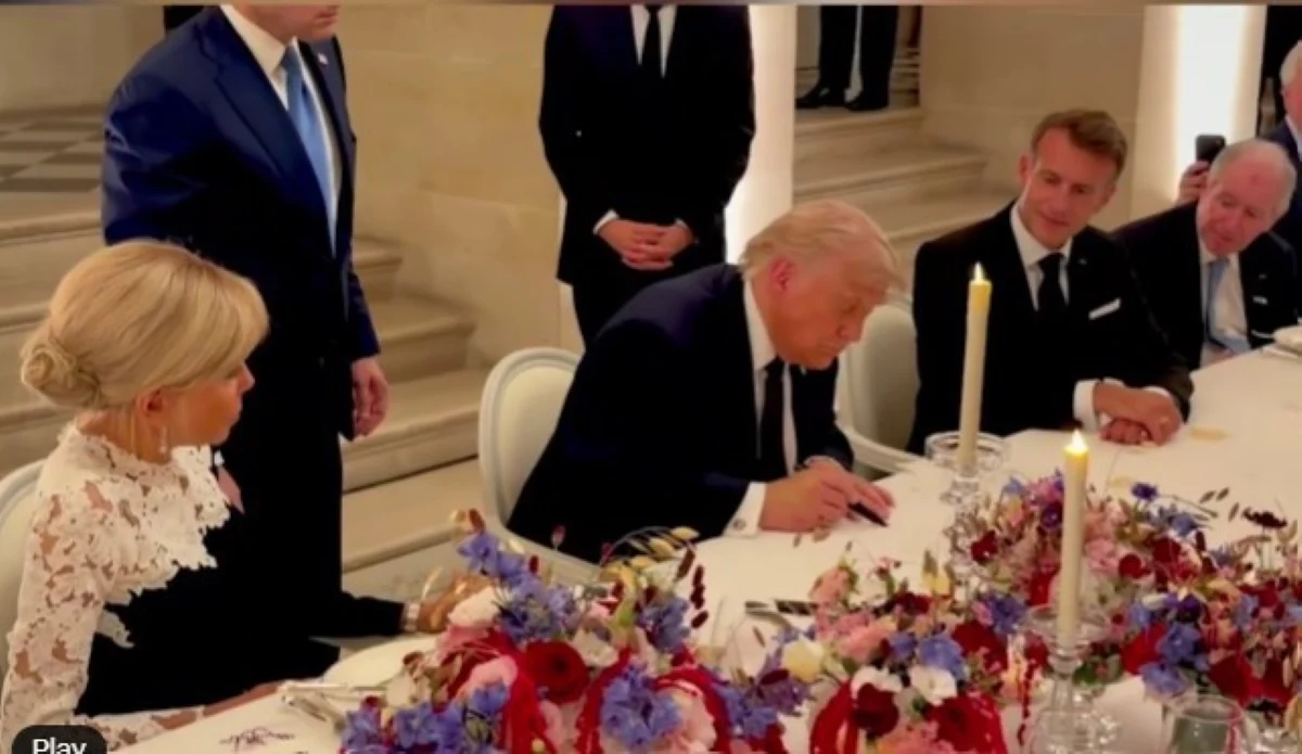 Donald Trump semn&acirc;nd acordul cu Iranul, la lumina lum&acirc;nărilor de la Versailles. FOTO: captură video