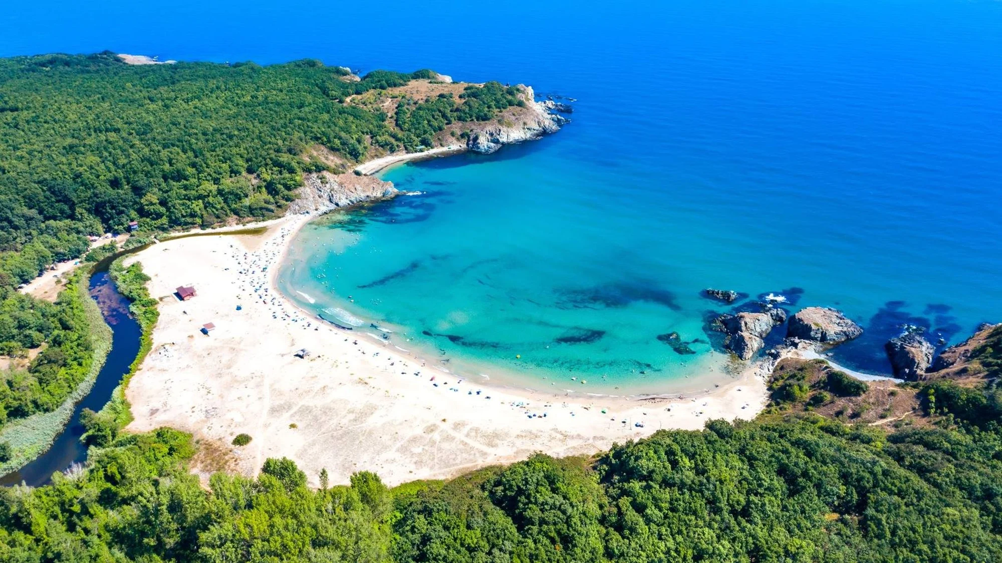 Autoritățile sanitare din Bulgaria au interzis temporar înotul pe una dintre plaje. FOTO: IStock