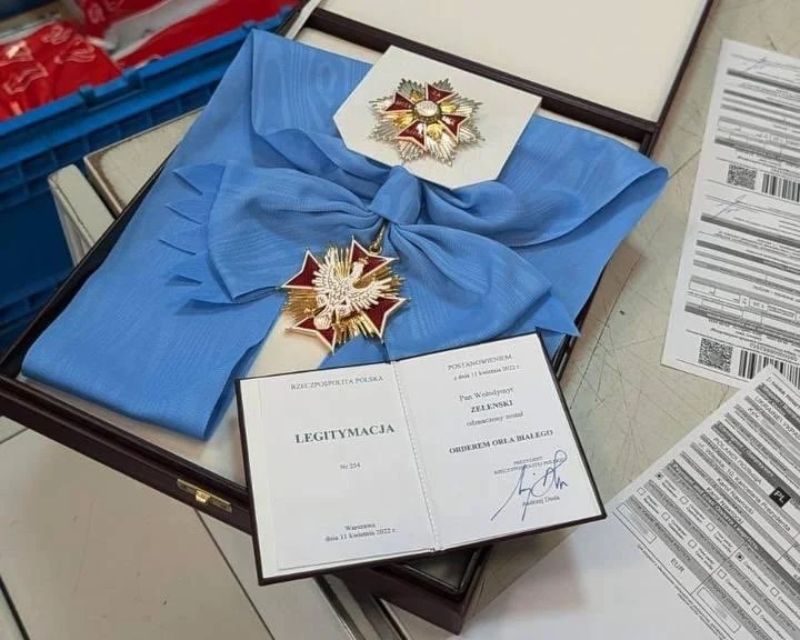 Zelenski a &icirc;napoiat prin poștă Poloniei Ordinul Vulurului Alb/FOTO?X