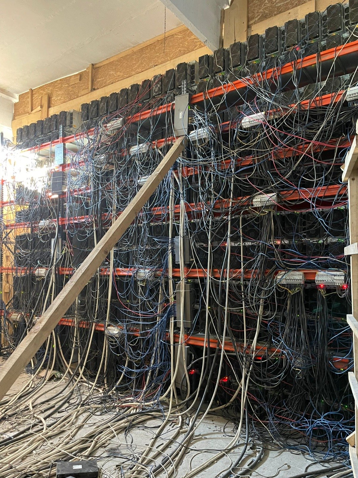 Fermă clandestină de criptomonede, descoperită în Satu Mare. Consuma electricitate cât un combinat industrial