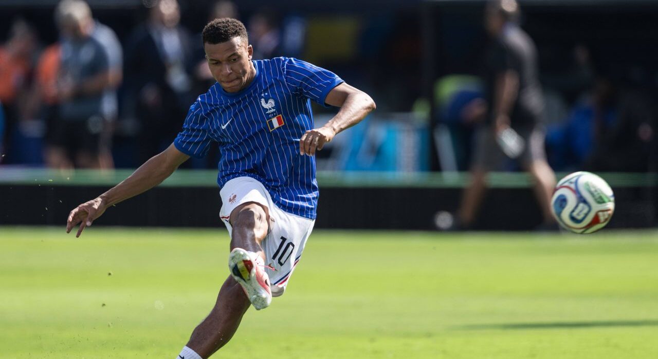 Franța se dezlănțuie cu Suedia și Kylian Mbappe îl ajunge pe Lionel Messi! Cu cine vor juca francezii în optimi