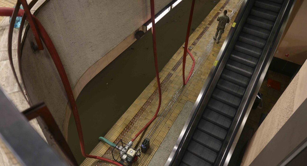După 28 de ore, stația de metrou Piața Victoriei 2 s-a redeschis. Imagini din subteran, publicate de ministrul Transporturilor