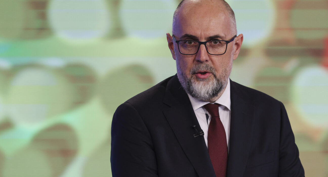 Kelemen Hunor: George Simion „se uită la meci, mai mănâncă popcorn, mai bea o bere și crește” în sondaje, fără să facă nimic. UDMR dă termen să se termine meciul în iulie