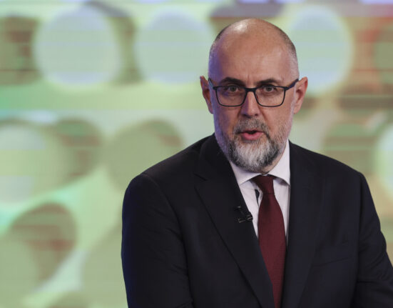 Kelemen Hunor: George Simion „se uită la meci, mai mănâncă popcorn, mai bea o bere și crește” în sondaje, fără să facă nimic. UDMR dă termen să se termine meciul în iulie