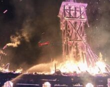 VIDEO O biserică veche de peste 350 de ani a ars ca o torță: Pompierii au intervenit, dar nu au mai reușit să salveze lăcașul de cult