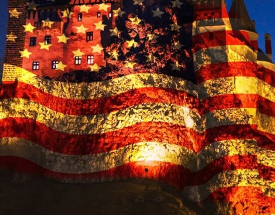 Castelul Bran, luminat în culorile drapelului american de Ziua Independenței SUA