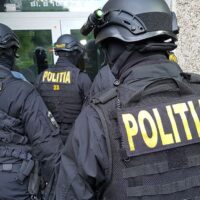 Percheziții DIICOT după ce doi tineri au ajuns la spital din cauza unor droguri vândute în Brașov