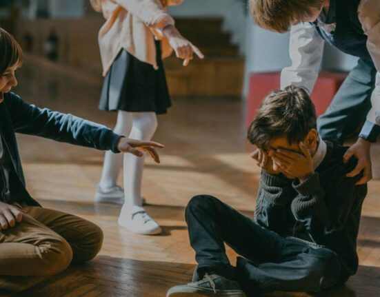 15.000 de lei amendă pentru directorii care ignoră cazurile de bullying în școli