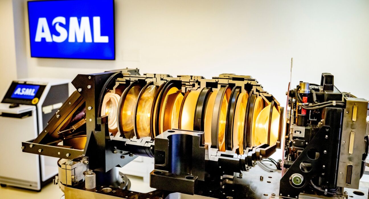 A ajuns cea mai importantă mașină din lume în China? Povestea „Sfântului Graal” al semiconductorilor care decide cursa pentru AI