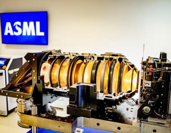 A ajuns cea mai importantă mașină din lume în China? Povestea „Sfântului Graal” al semiconductorilor care decide cursa pentru AI