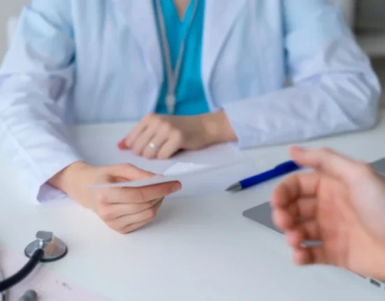 Entorsă sau insolație? Cât plătesc românii pentru o vizită la medic în Grecia. Majoritatea turiștilor aleg spitalele private