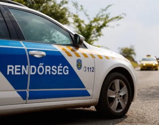 O româncă a cutreierat Ungaria pentru a ridica sacoșe cu bani și aur de la bătrâni. Victimele le agățau singure chiar la porțile caselor