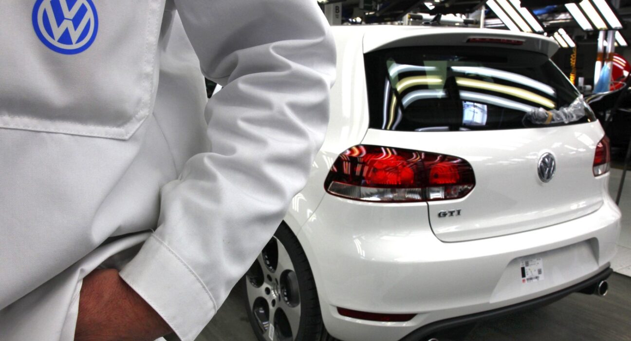 Criza la Volkswagen: Nemții taie jumătate din modele și reduc masiv producția / Ce urmează pentru angajați