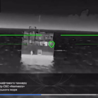 Războiul din Marea Azov: Rusia recunoaște un petrolier lovit, Kievul susține că a distrus 14 nave într-o noapte