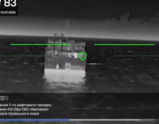 Războiul din Marea Azov: Rusia recunoaște un petrolier lovit, Kievul susține că a distrus 14 nave într-o noapte