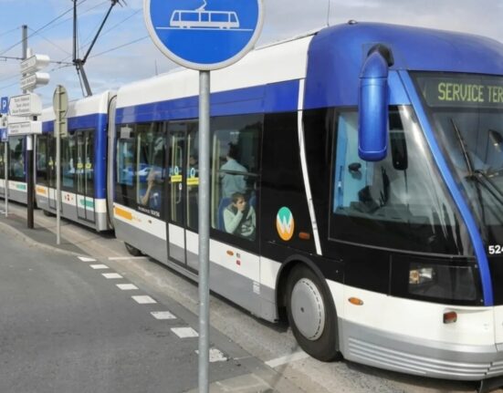 Eșec de proporții al transportului public francez: tramvaiul cu anvelope a adus, în loc de succes, doar explozii, motoare căzute și deraieri frecvente