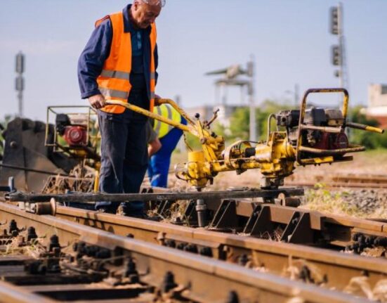 Trenurile devin roller coaster: 72% din calea ferată e expirată. România își face un nou plan pentru modernizarea infrastructurii feroviare