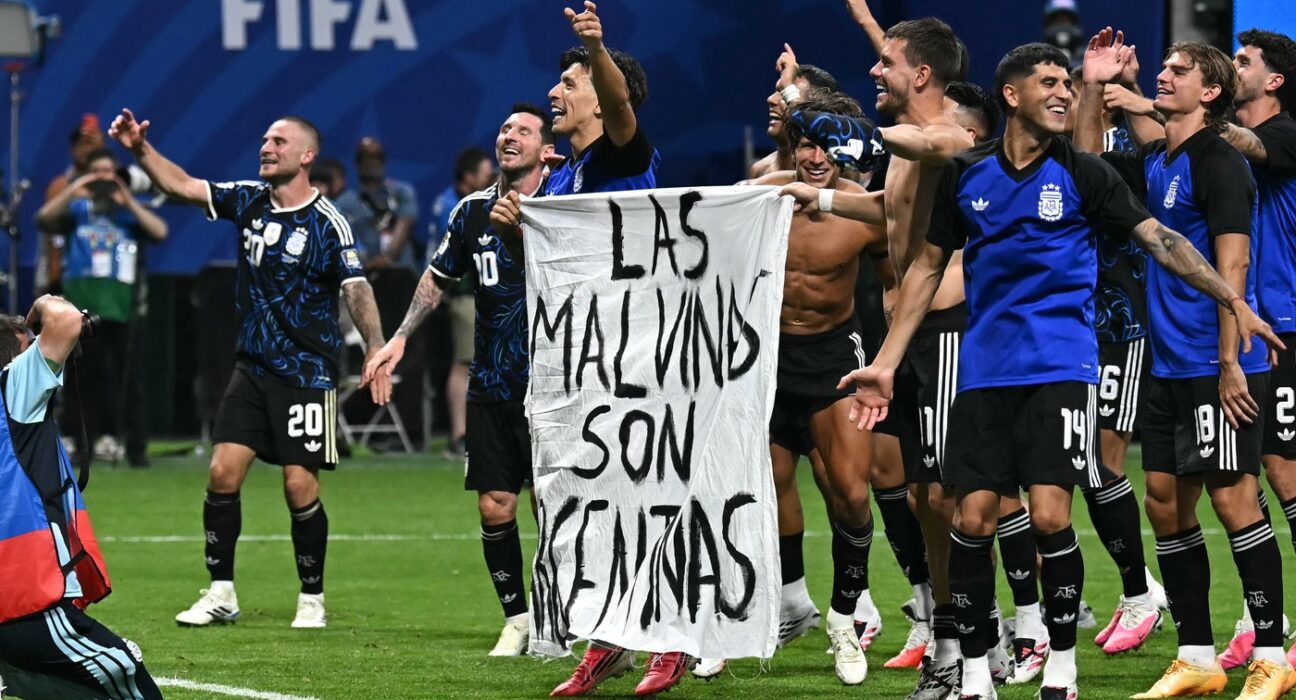 Argentina e în finală după ce a învins Anglia, dar riscă sancțiuni din partea FIFA după un gest interzis la finalul meciului