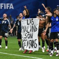 Argentina e în finală după ce a învins Anglia, dar riscă sancțiuni din partea FIFA după un gest interzis la finalul meciului