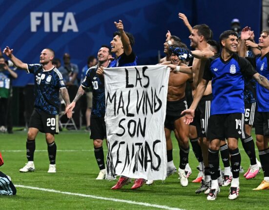 Argentina e în finală după ce a învins Anglia, dar riscă sancțiuni din partea FIFA după un gest interzis la finalul meciului